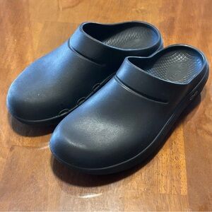 OOFOS Black Clogs Women’s Slip-On Mules